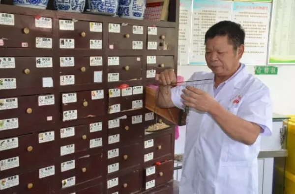 涟源这个医师扎根乡村50年 治病救人无怨无悔