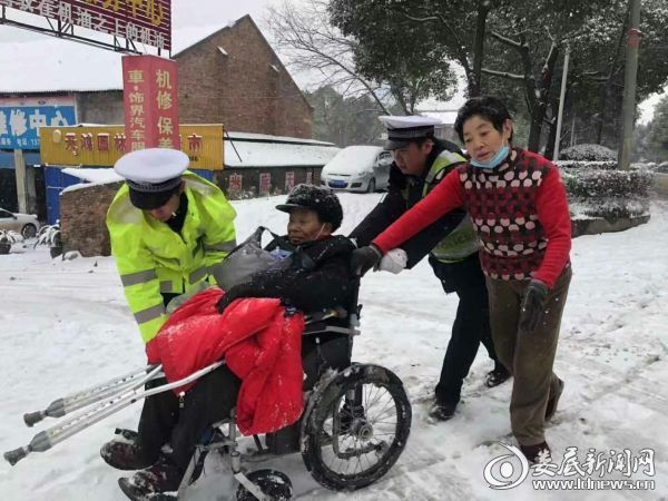 娄底八旬老人被困冰雪路上 热心交警护送回家