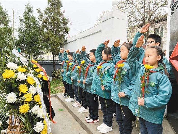 高陵区第一实验小学学生向革命先烈敬献鲜花。 （高陵区教育局供图）.jpg