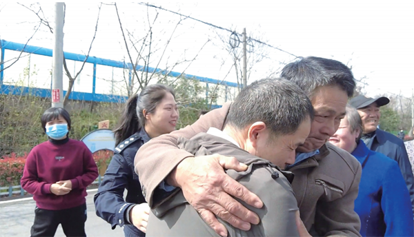 王生亮（左）与三哥王森林相拥而泣.png
