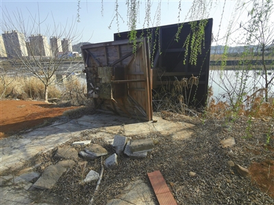 图为凉亭倒塌现场.jpg